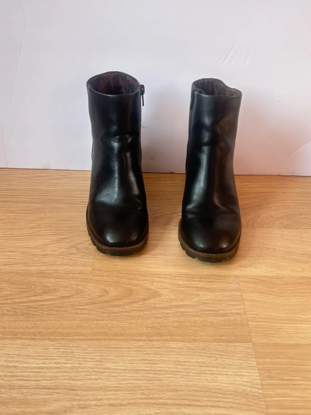 Korks Black Leather Ankle Boots Block Heel Zip Lug Sole Comfort size 6 M